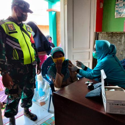 Vaksinasi di Desa Karangjaya